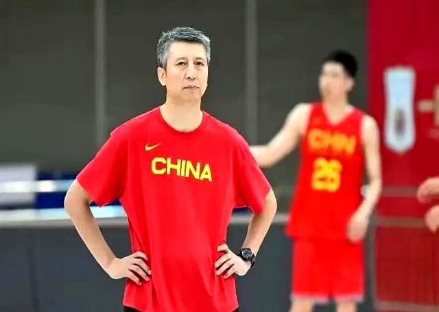 开云体育官方入口-篮球赛事中球员因言论引发争议，问题待解决